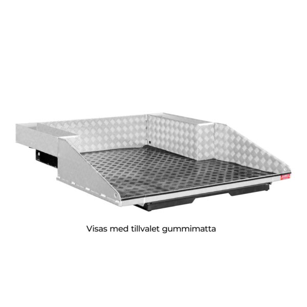 Lastläde med inbyggda sidofack. Visas med tillvalet gummimatta.
