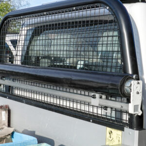 Flakpresenning av nätmaterial på fjäderrulle