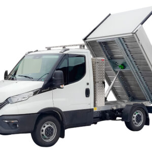 Tippflak Almeco chassibil Iveco Daily. Tippflaket kombinerat med förvaringsskåp bakomhyttsskåp-framstamsskåp.