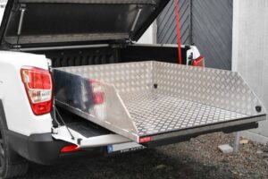 KGM Musso Grand 2024. Almecolocket svart och Lastsläden.