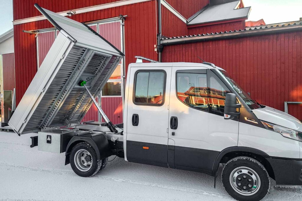 Tippflak Almeco chassibil Iveco Daily.