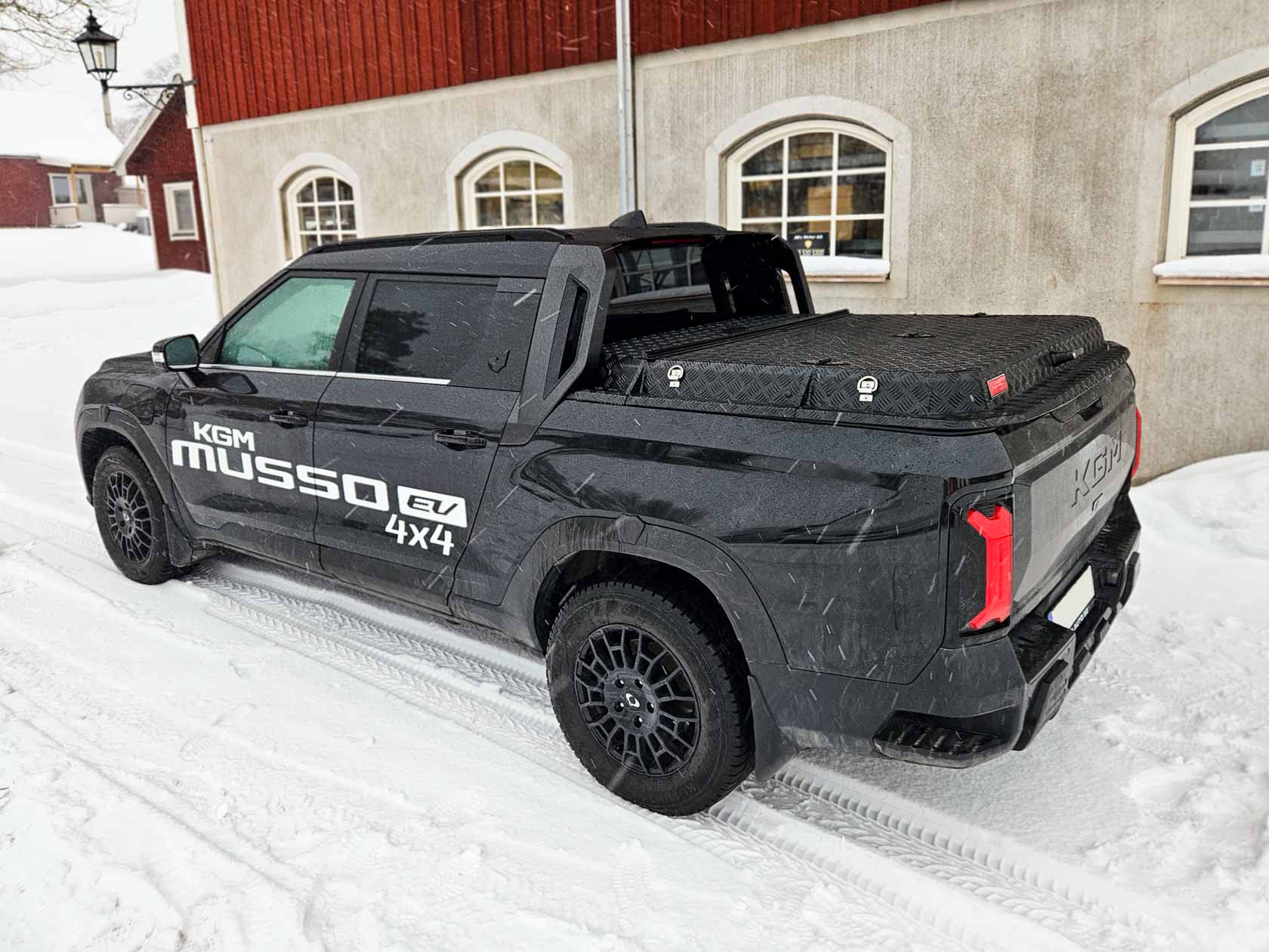 Almecolocket flaklock svart pickup KGM Musso EV dubbelhytt.